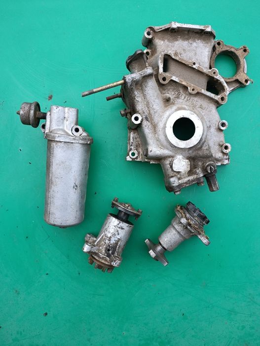 Помпа, водяной насос, масляный фильтр, крышка двигателя Москвич.