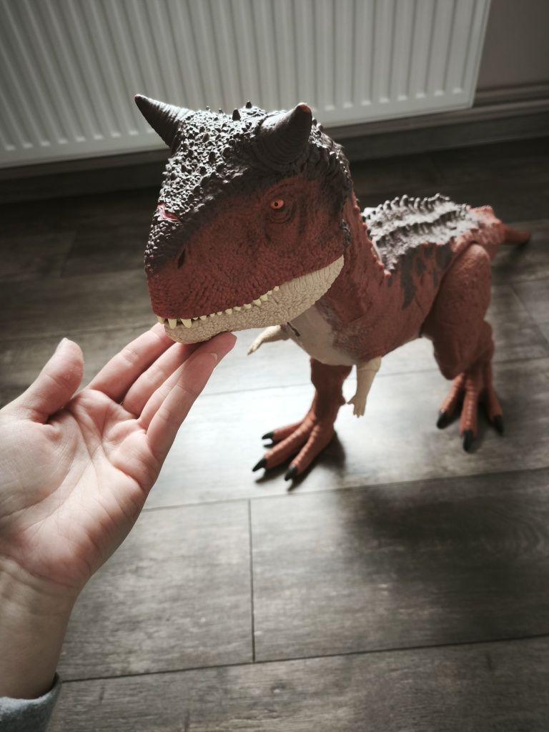 Karnotaur gigant, dinozaur