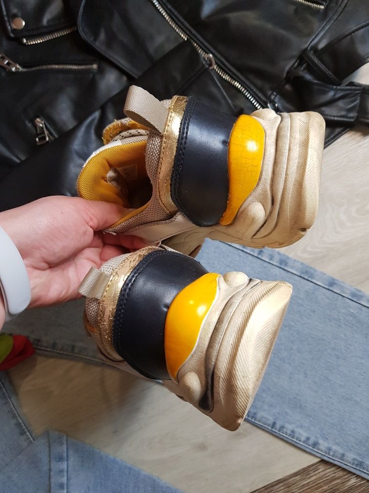 Жіночі кросівки Stradivarius