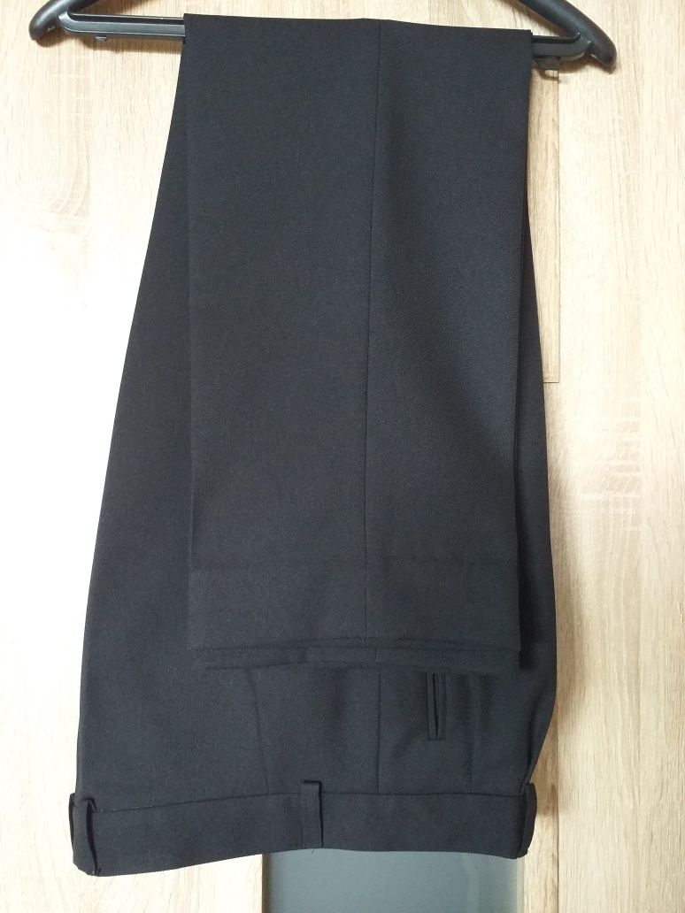 Czarne eleganckie spodnie męskie, garniturowe .
