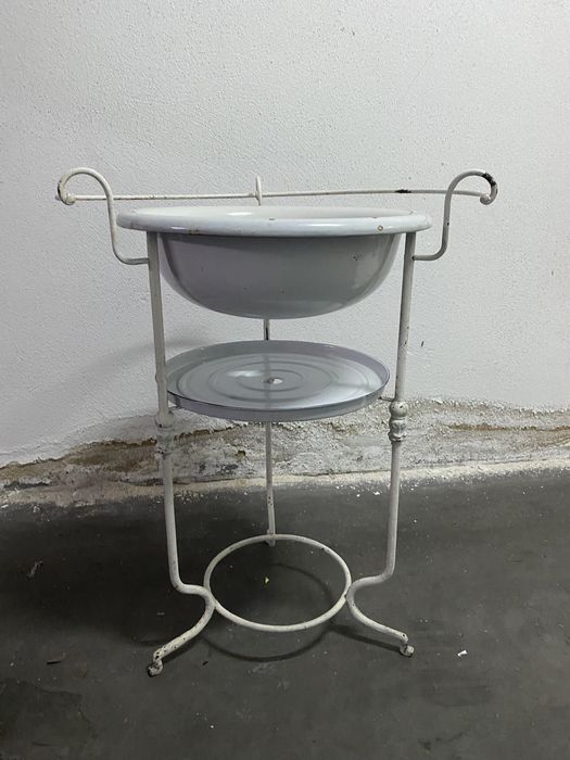 Bacia antiga, verdadeira, em esmalte e ferro