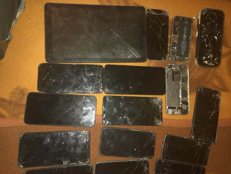 Telemóveis e um Tablet ler descrição