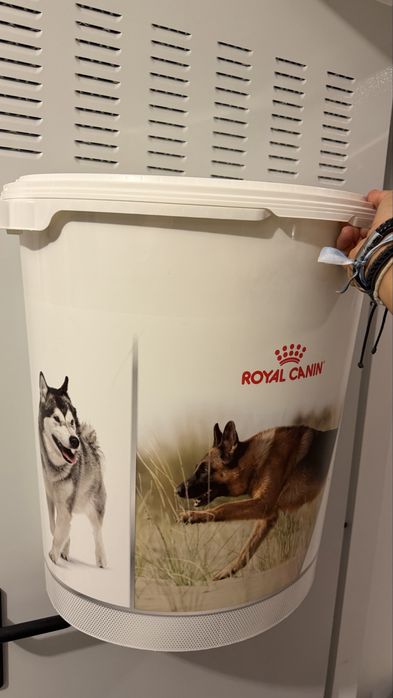 Caixa ração de cão