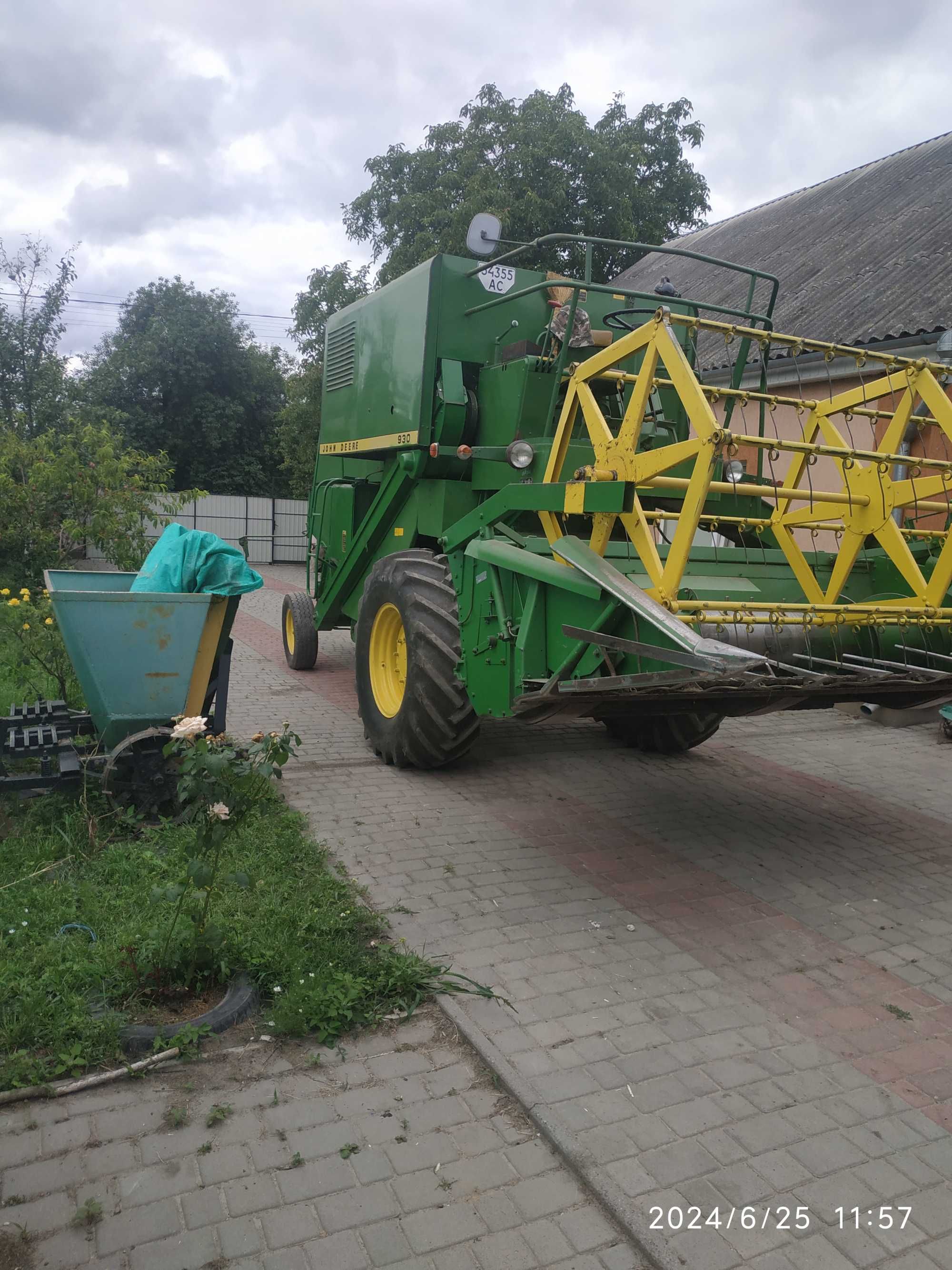 Продам зерновий комбайн  John Deere 930 з січкарнею в гарному стані.