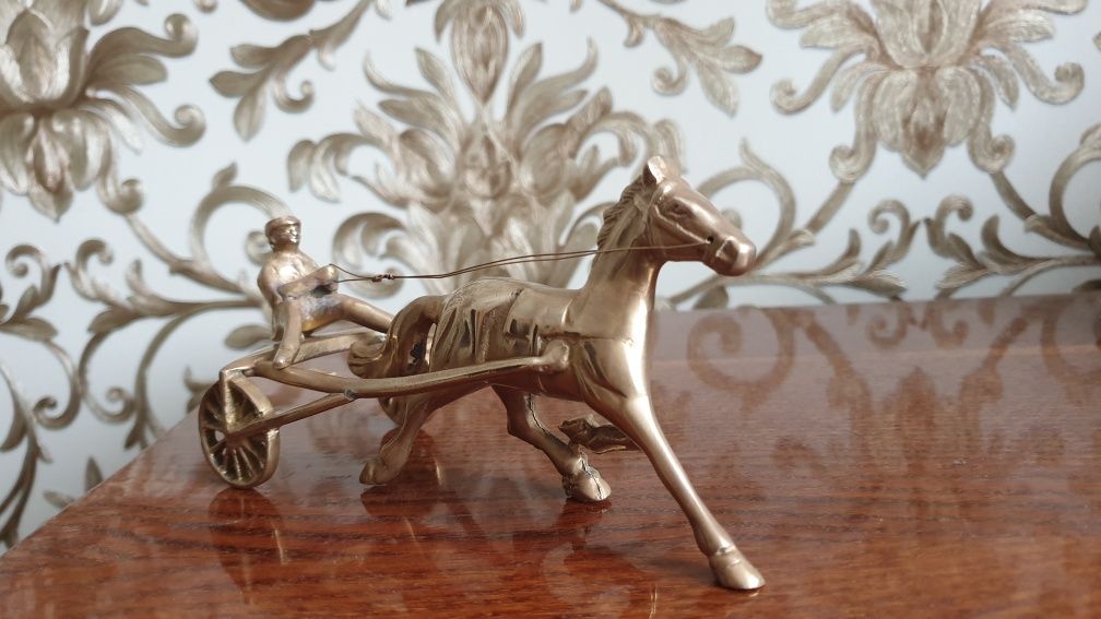Бронзовая статуэтка лошади и наездника
Длин