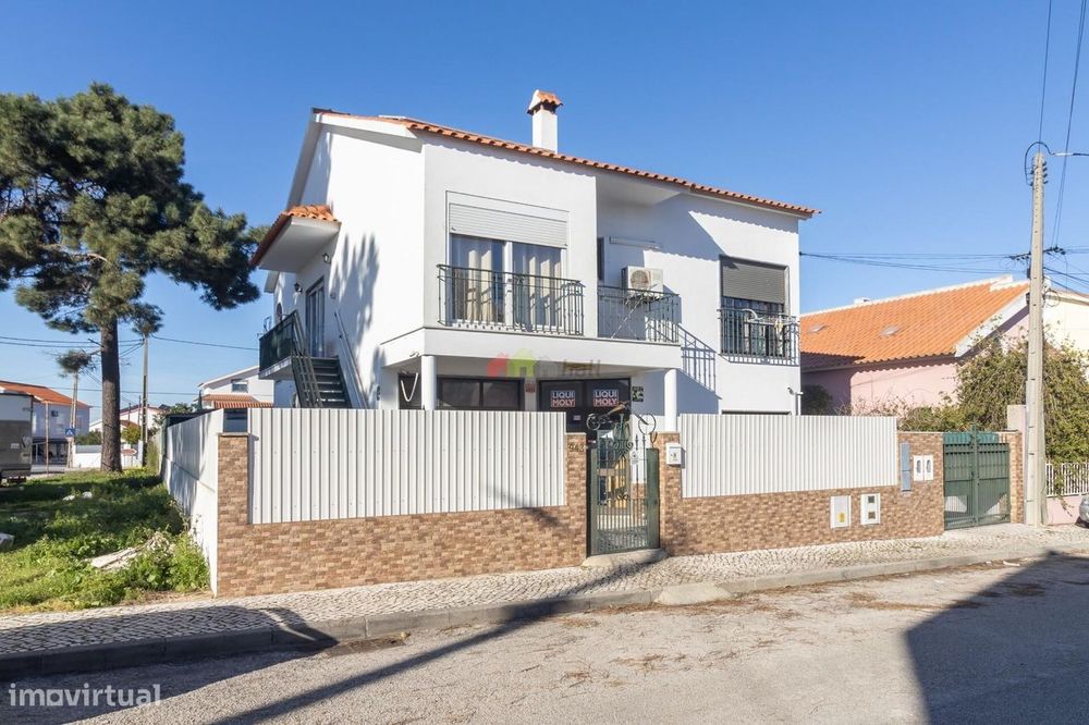 Moradia T3 isolada com comércio, na Quinta do Conde