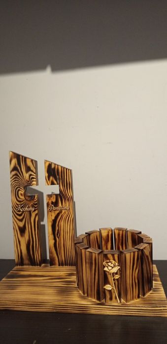 Drewniane choinki i Stroik na Wszystkich świętych.