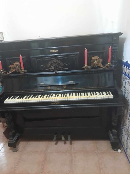Piano  marca Alemã-LUBITZ "
