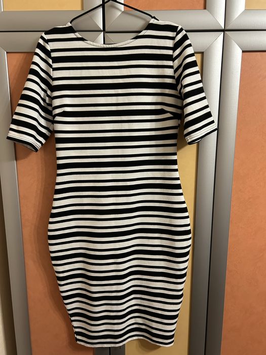 Сукня приталена