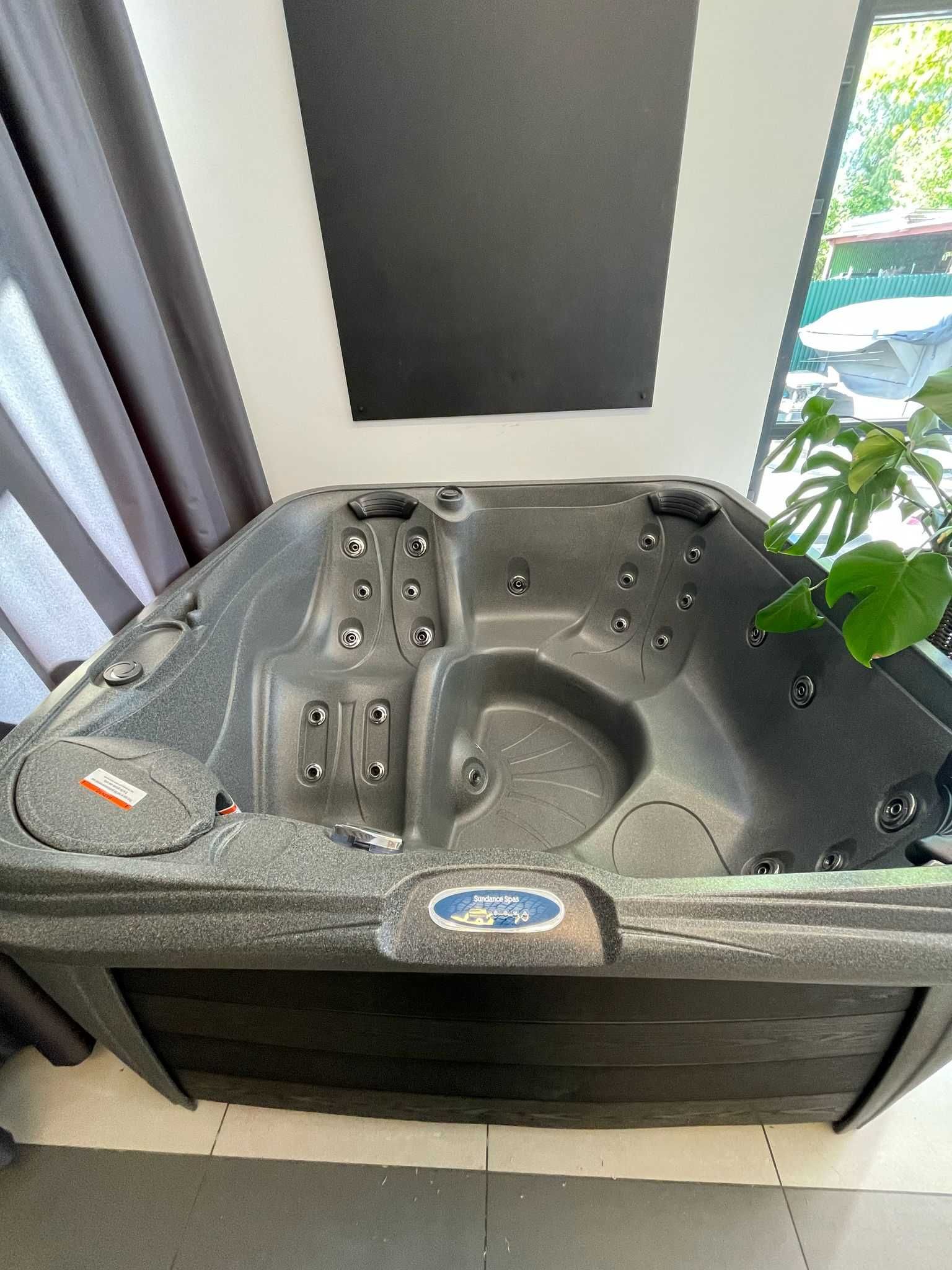 Sundance Spas jacuzzi (wanna spa) Berkeley. Made in USA, rocznik 2024