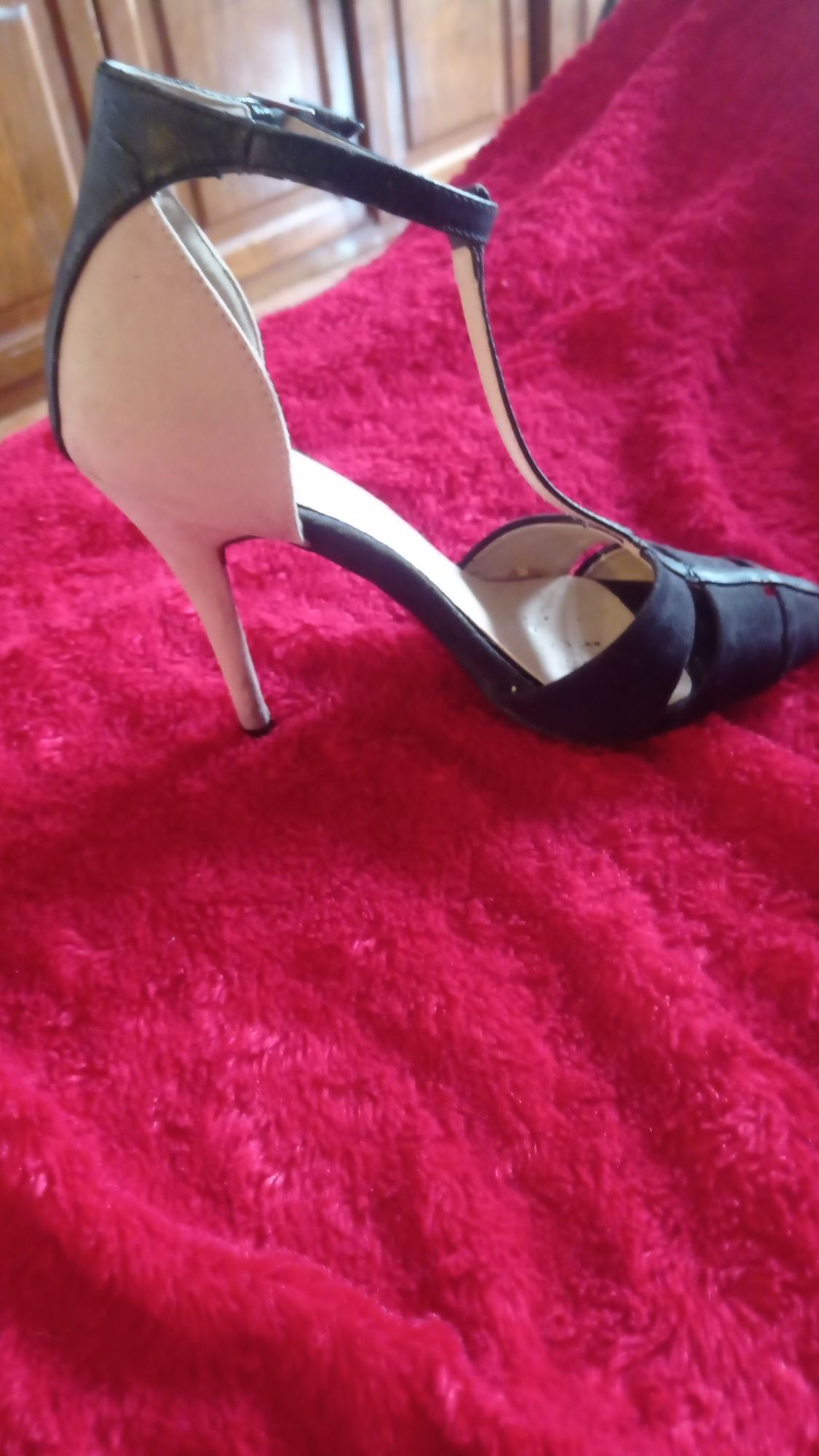 Sapatos de senhora muito elegantes e confortáveis