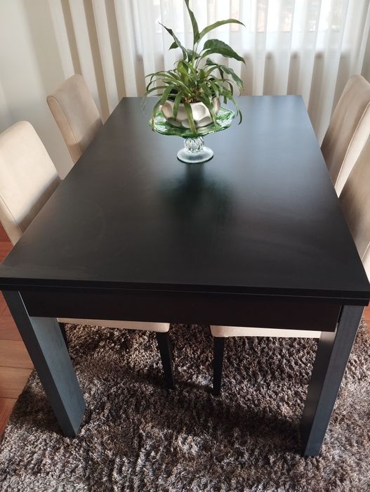 Mesa extensível, 4 cadeiras e carpete