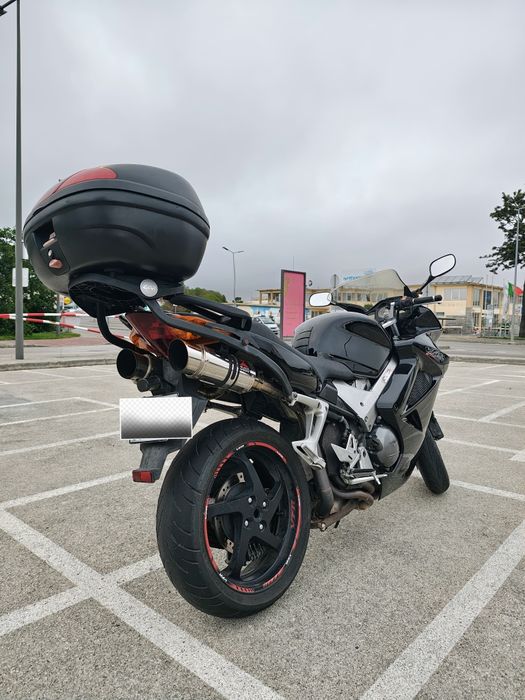 Honda VFR 800 VTEC – Top Case + Escape Black Widow