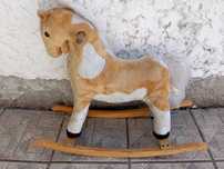 Cavalinho de balanço para criança