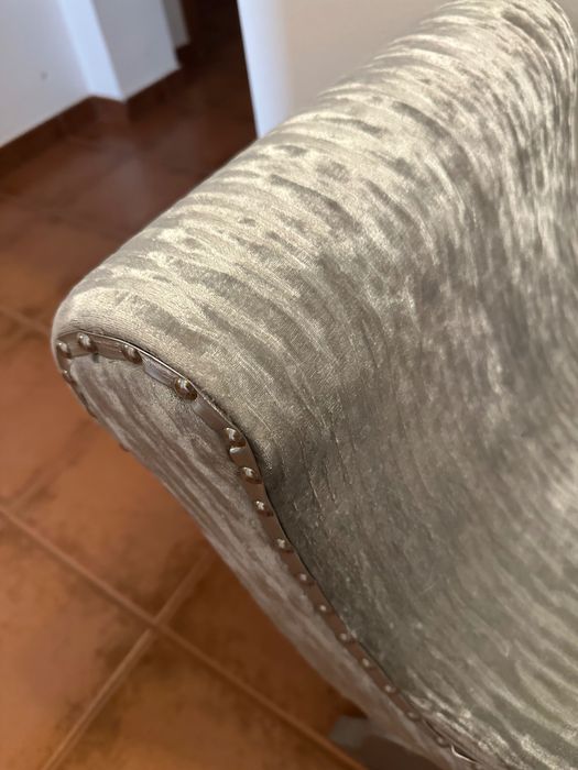 Banqueta cinza com tachas