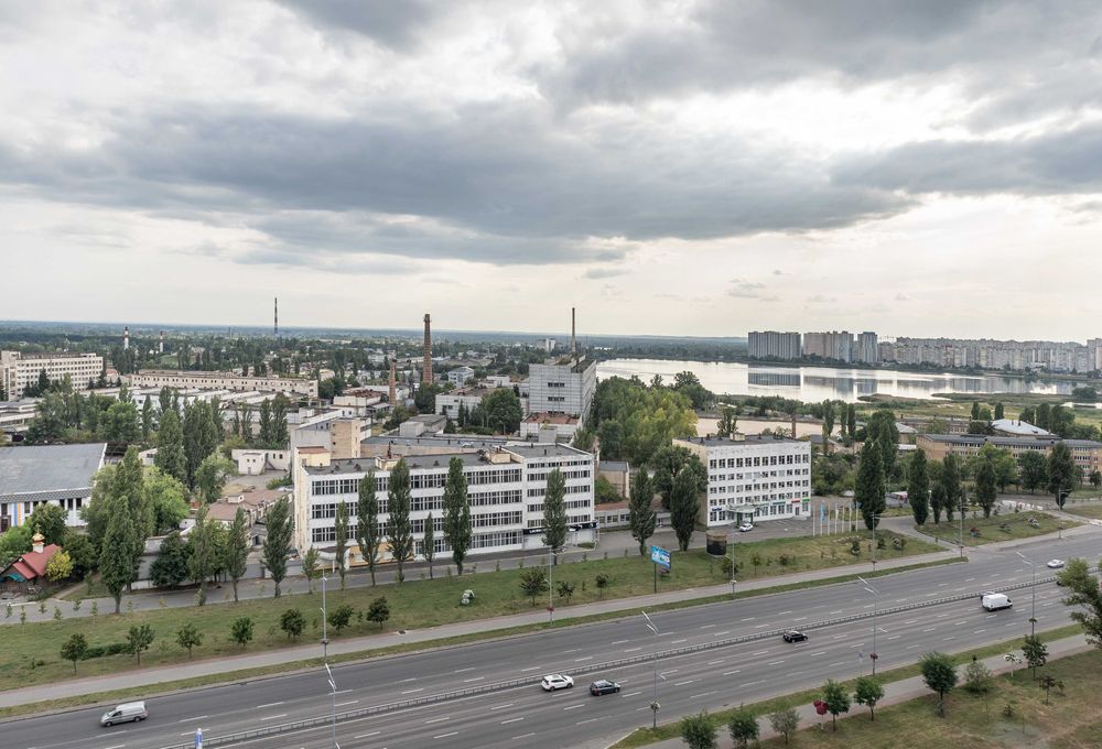 Стильна студія подобово, у будинку з Укриттям, біля метро, Бажана,17.