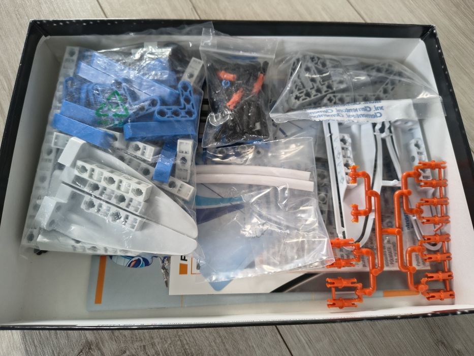 Klocki dwa modele do złożenia statek laboratorium techniki Clementoni