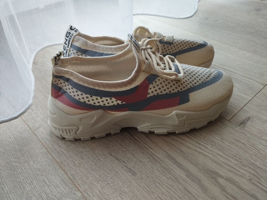 Весняні жіночі кросівки