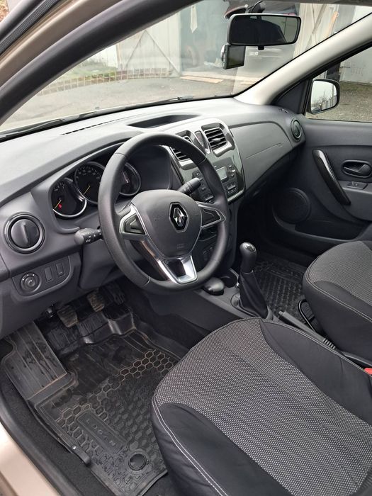 Автомобіль Рено Логан