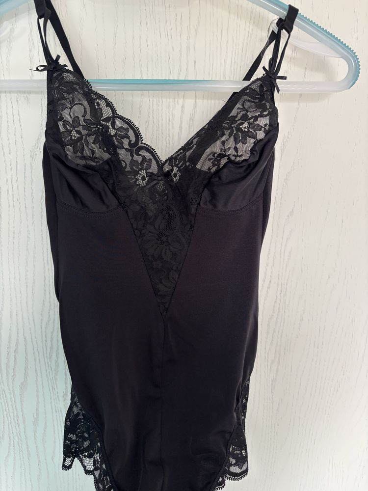 Czarne body bielizna modelujaca koronka wyszczuplajace