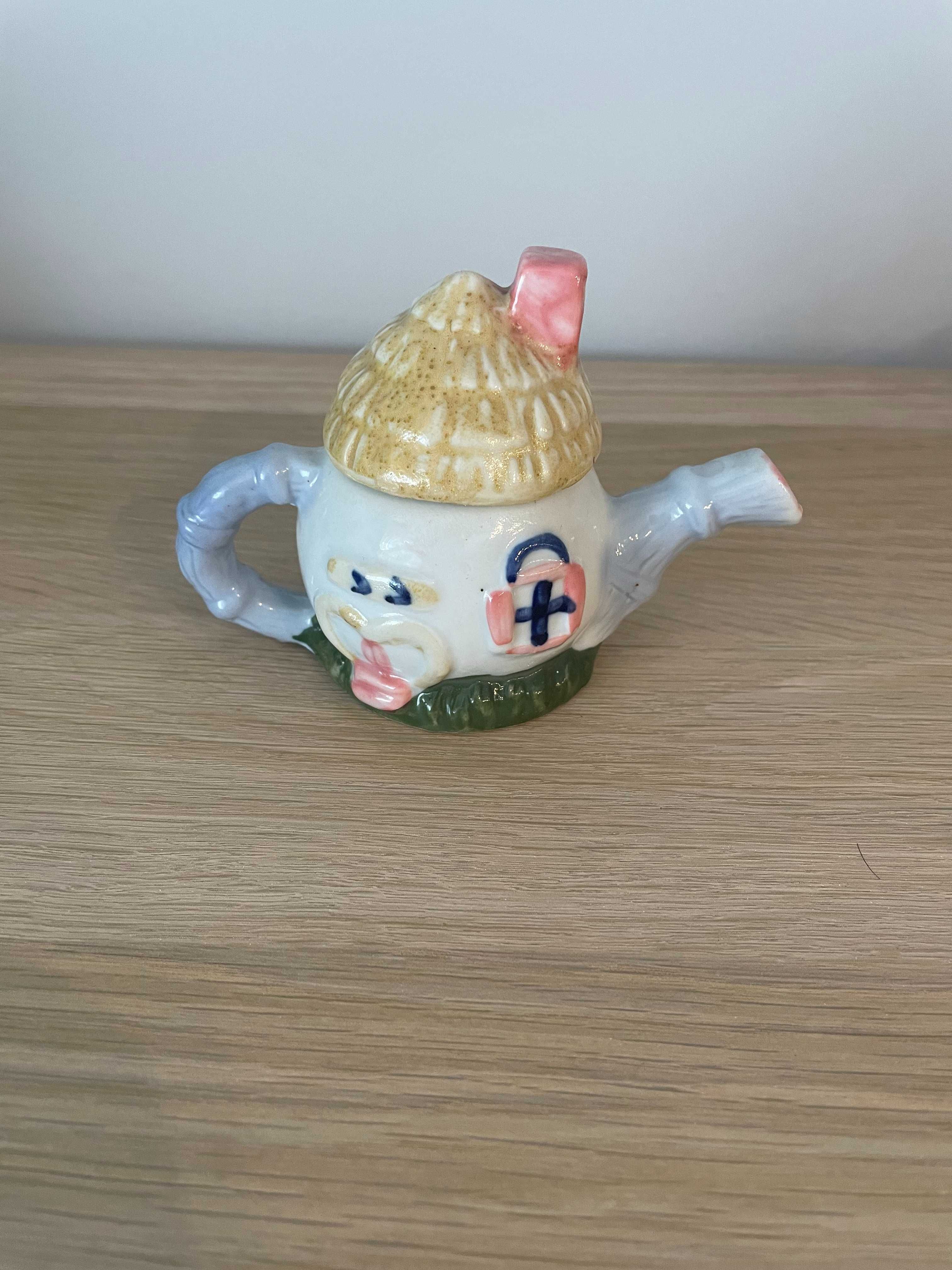 Porcelanowy domek czajniczek