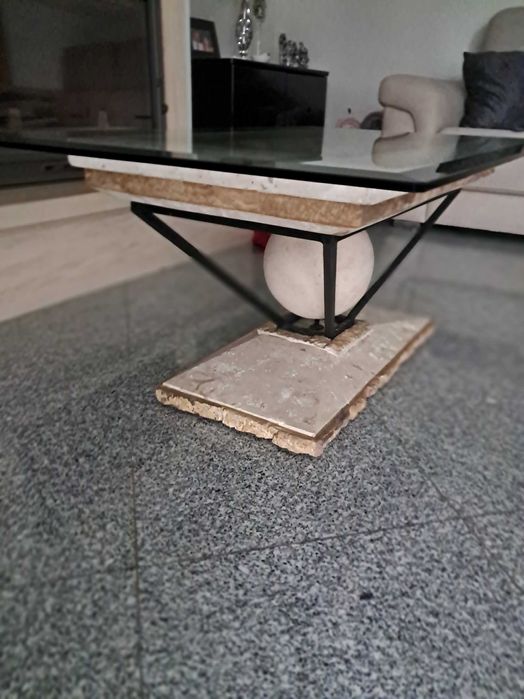 Mesa em pedra com tampo em vidro para sala estar