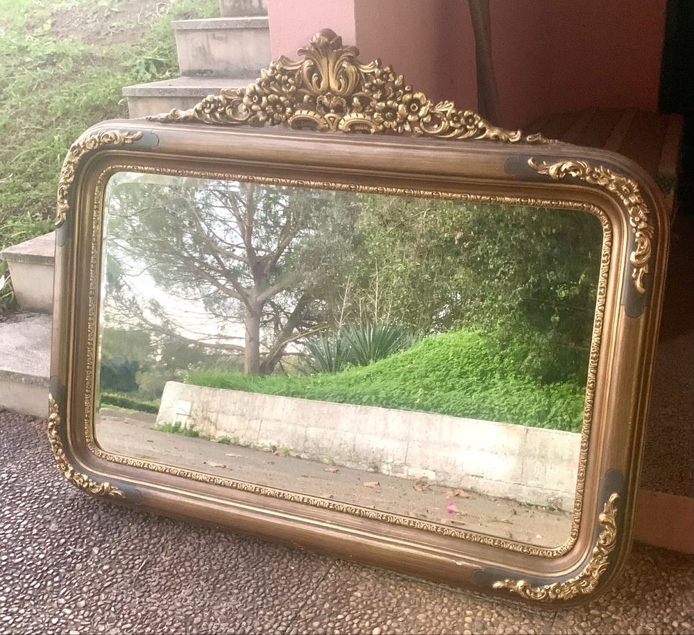 Espelho antigo com decoração em talha dourada