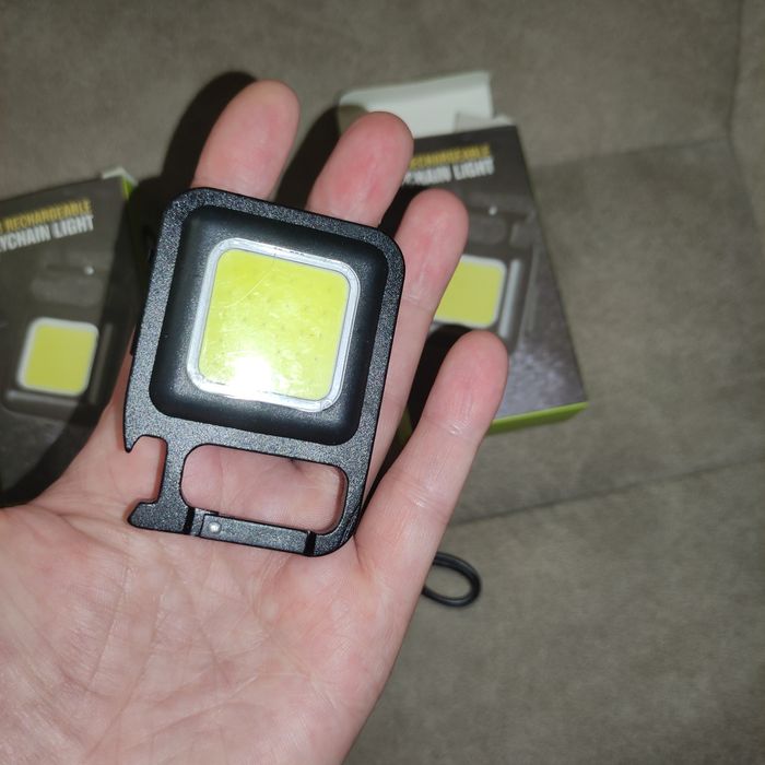 Фонарик карманный с карабином