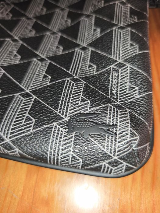 Lacoste Mala Tiracolo Preta com Monograma Lacoste .