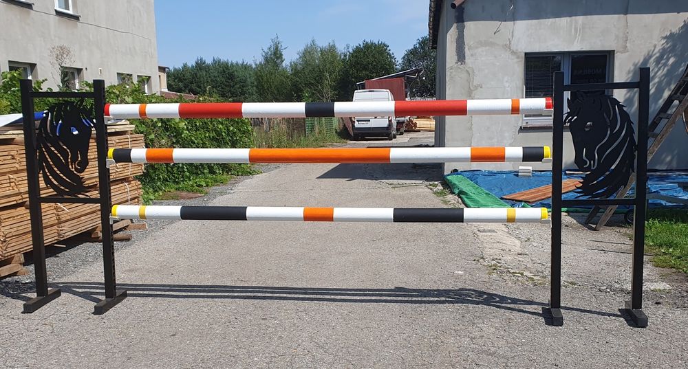 Przeszkoda jeździecka – 2 stojaki z panelem konia, 3 drągi 3m, kłódki