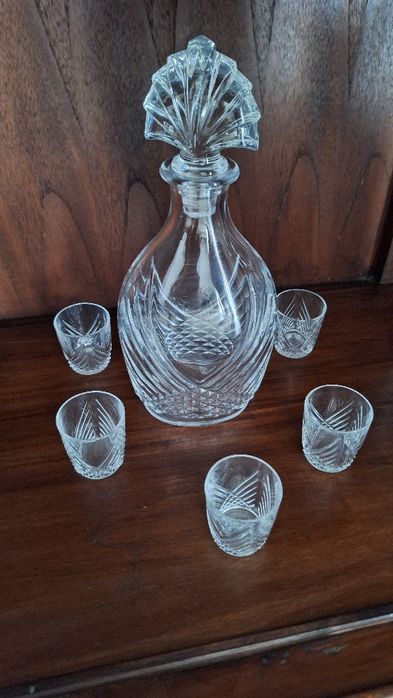 Conjunto de garrafa e 5 copos de licor