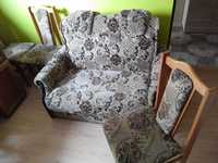 Fotel rozkładany plus cztery krzesła 300 zł.