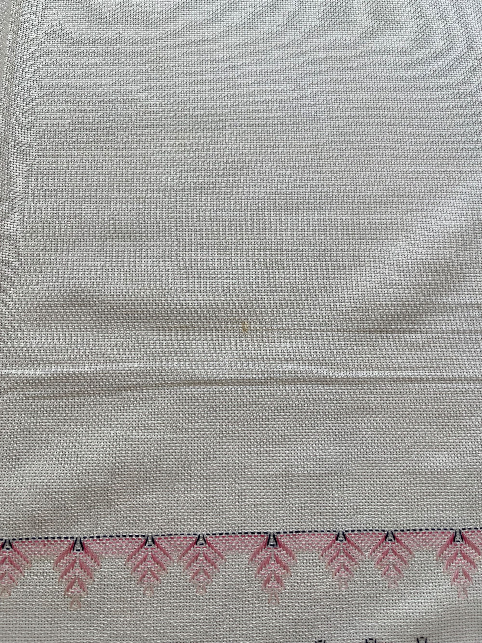 Toalha de mesa quadrada branca com padrões em rosa