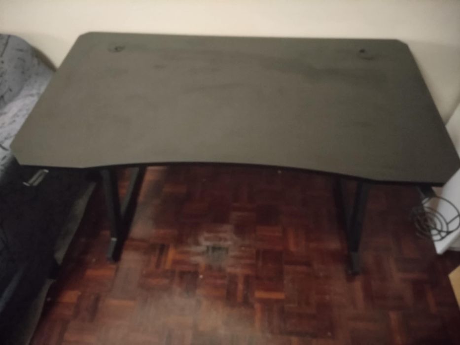 Vendo 2 mesas gaming(60€/cada uma)