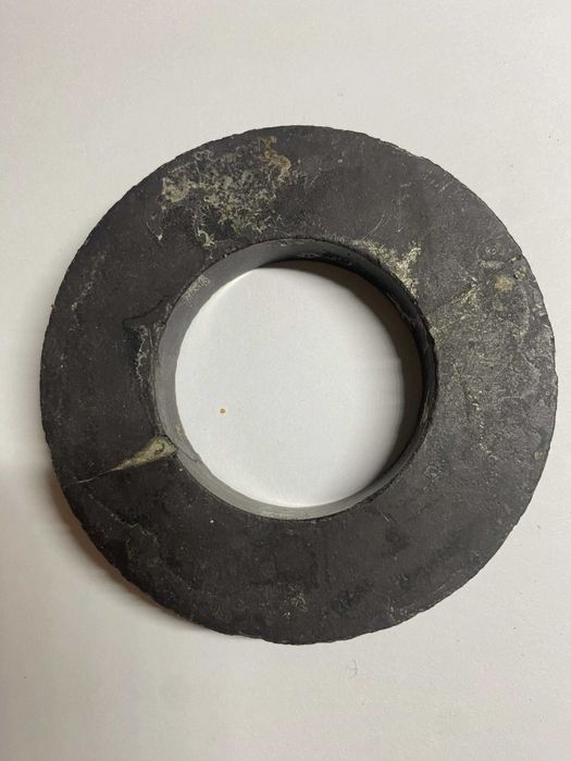 Stary magnes ferrytowy pierścieniowy