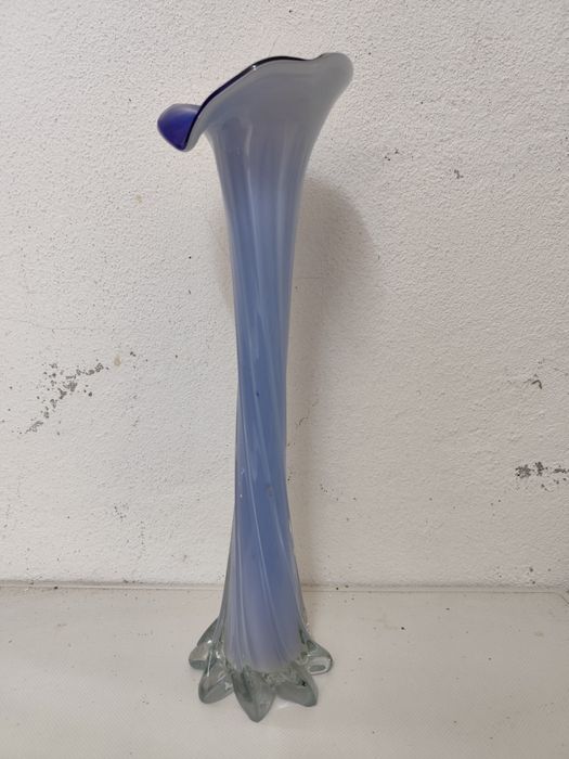 Jarra em vidro branca e azul