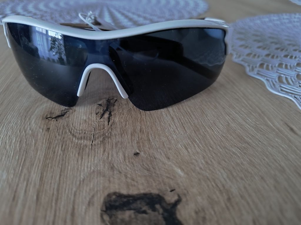 Okulary przeciwsłoneczne sportowe Cropp