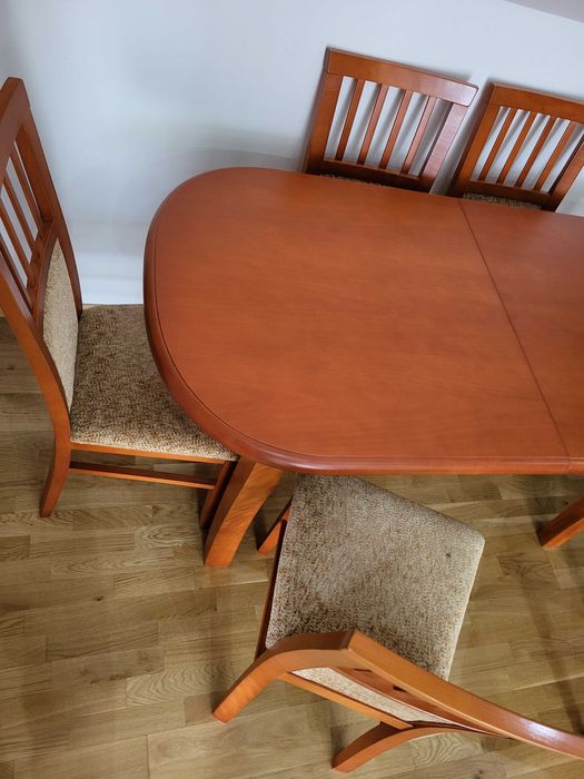 Stół z sześcioma krzesłami