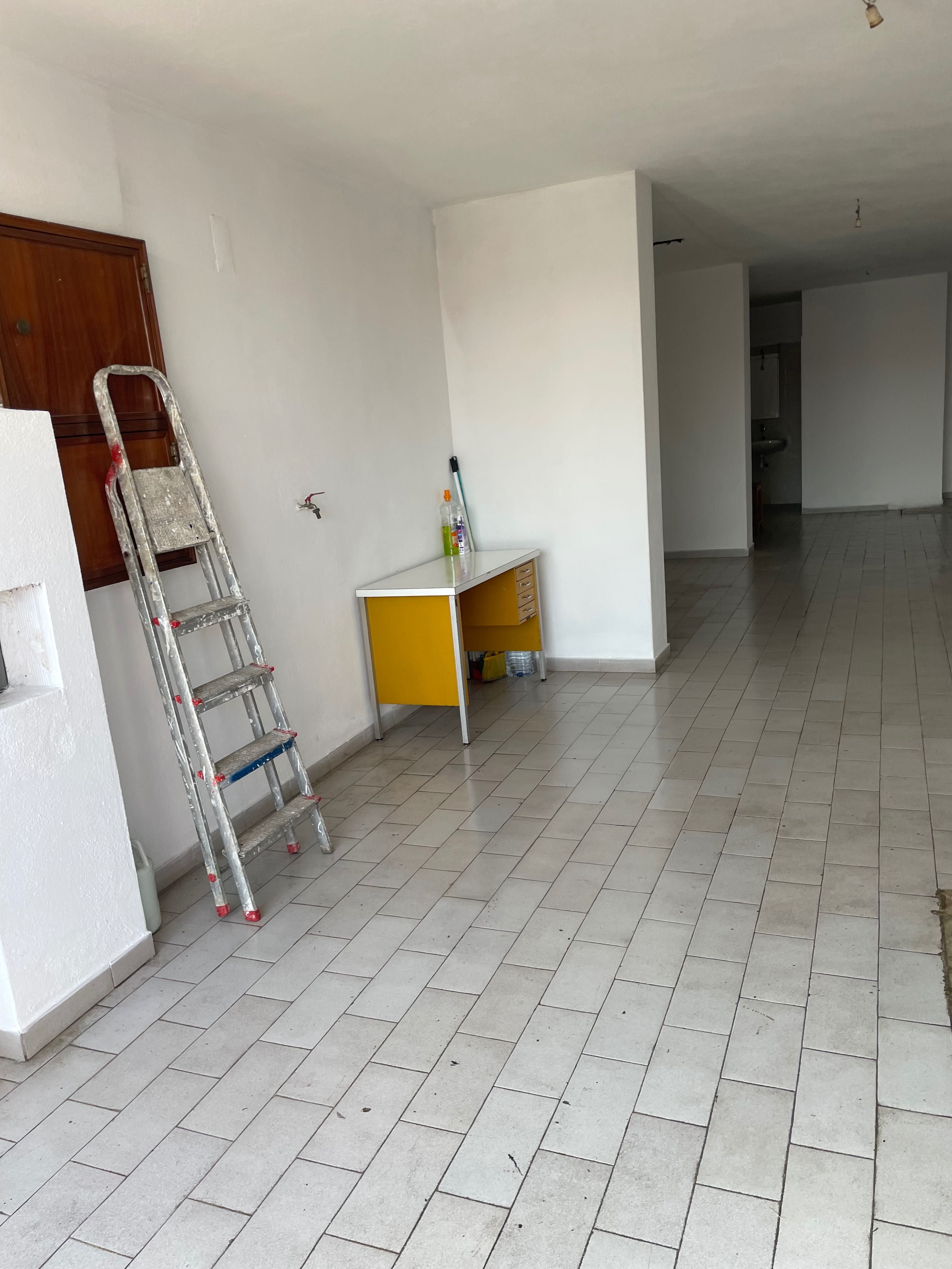 Garagem com acesso exterior e WC