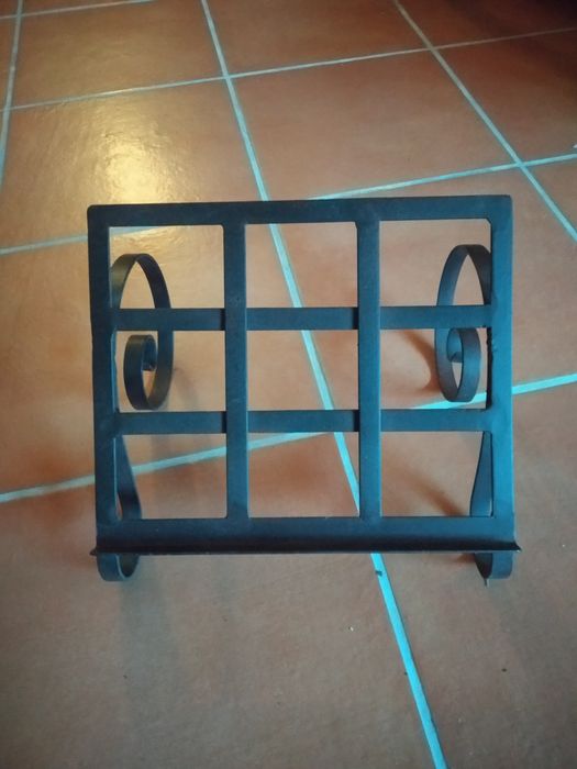 Suporte para livro decorativo em ferro forjado