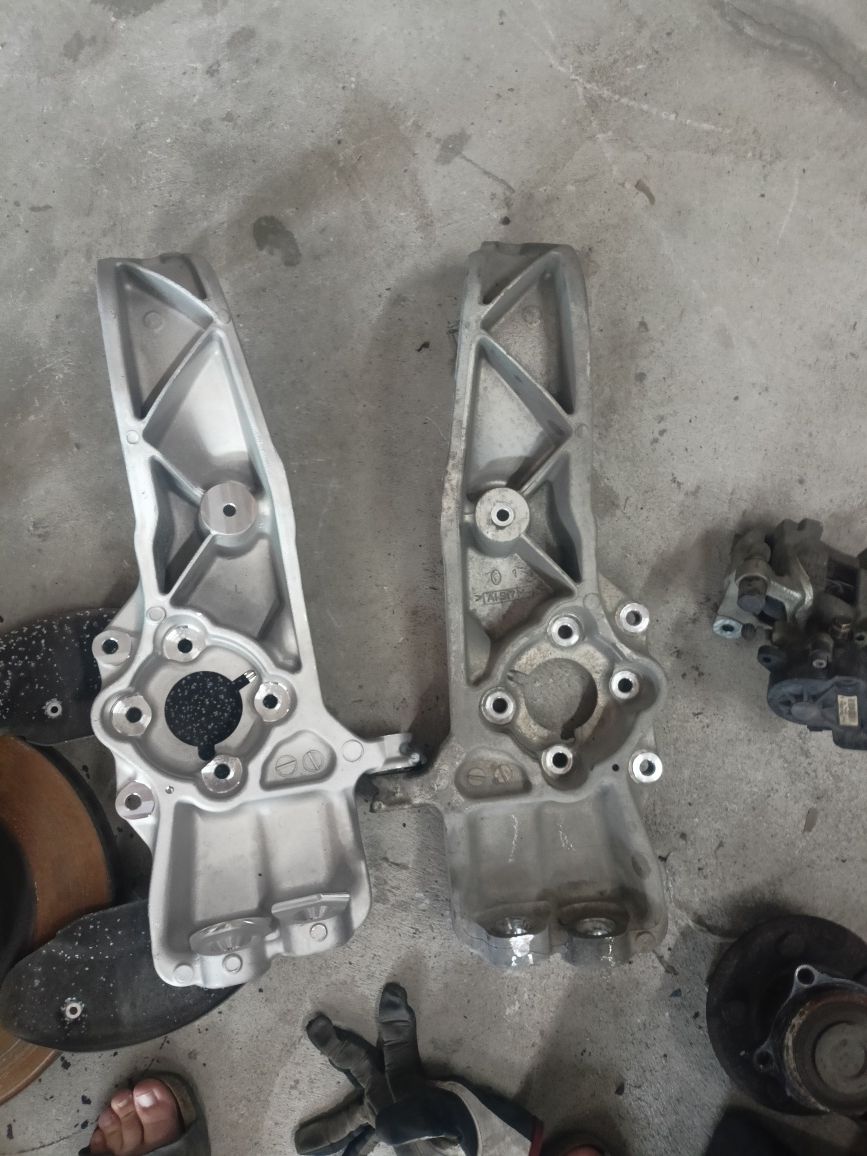 Цапфа, поворотний кулак tesla s 1030606-00-D 1030605-00-D