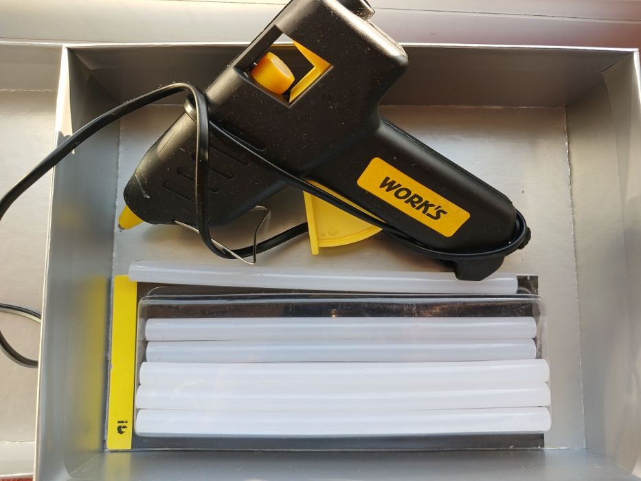 Пістллет для клея. І клей.