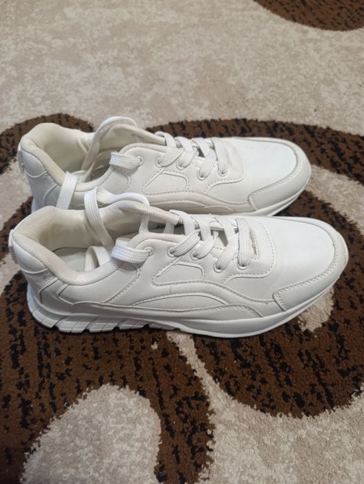 Продам кросівки білі