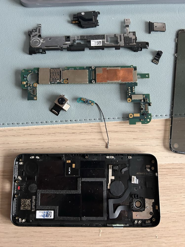Телефон Google Pixel 4a по запчастинах