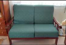 Conjunto Sofá 3 lugares + 2 lugares em madeira