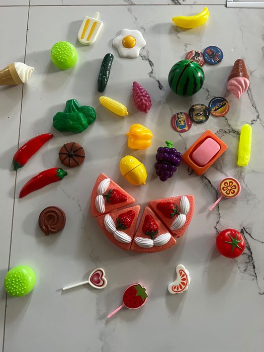 Іграшкові фрукти, овочі і інші іграшки