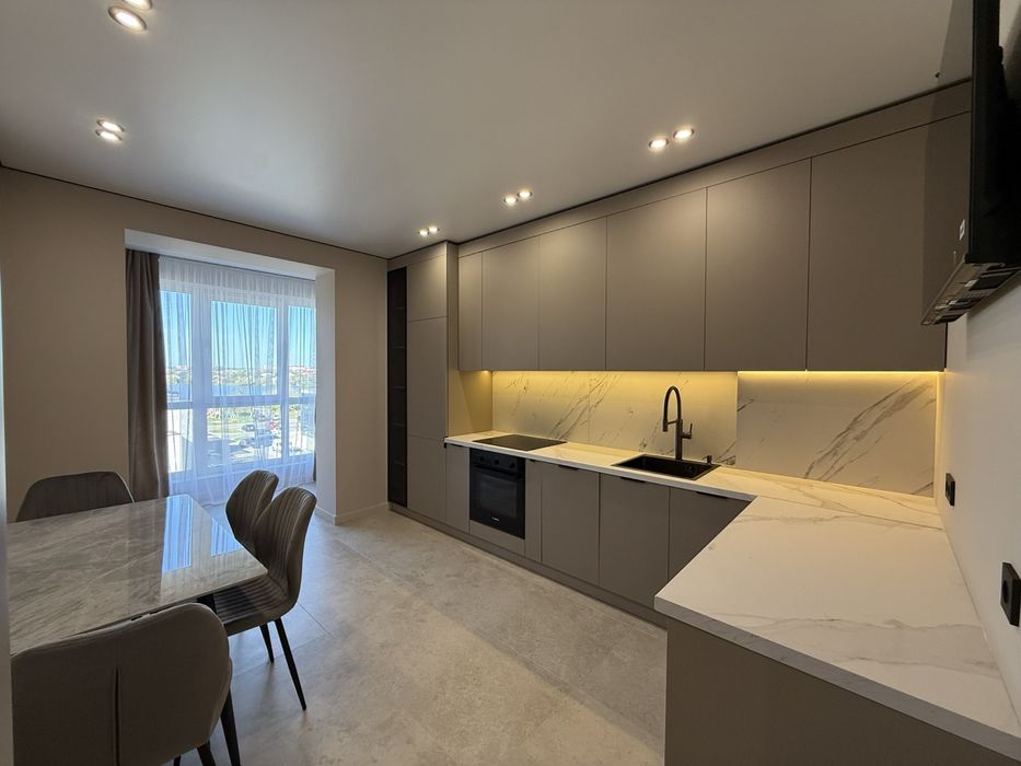 Продаж! Однокімнатна квартира з виглядом на озеро