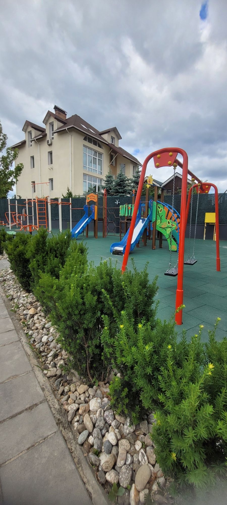 Продам таун в Софіївській Борщагівці  з ремонтом. Без %