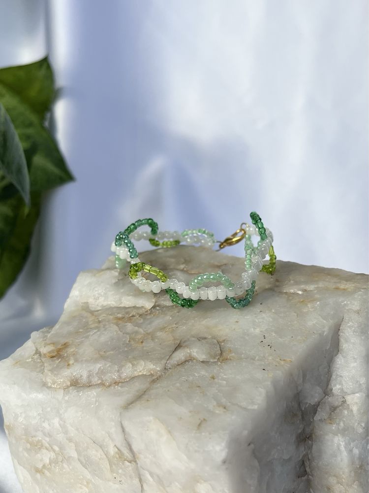 Zielona bransoletka z koralików ręcznie robiona handmade falowana