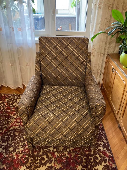 Продам м'яке нерозкладне крісло, вживане, у хорошому стані